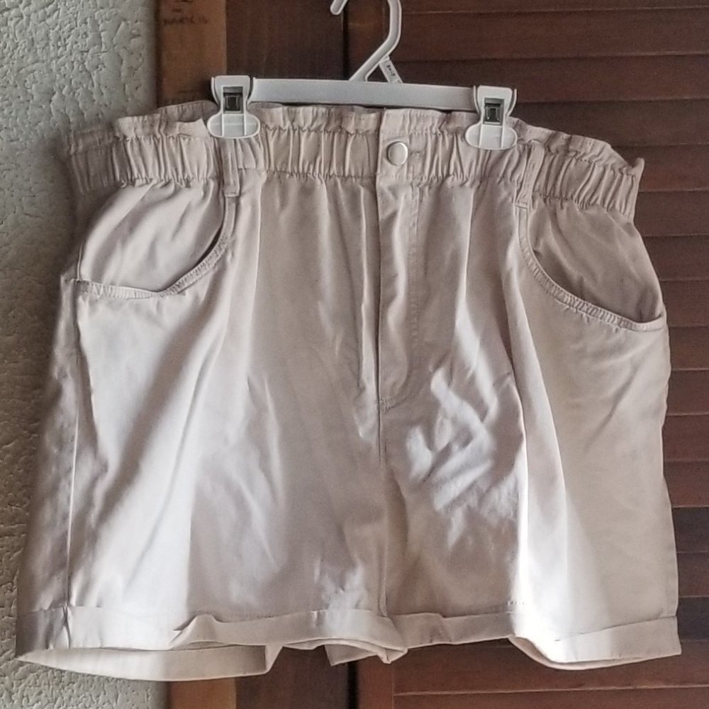 H&M paperbag style cuffed shorts size XL